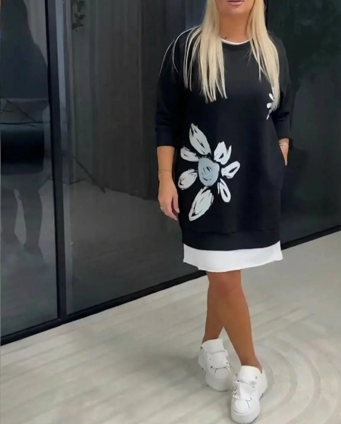 Gėlėta laisvalaikio suknelė