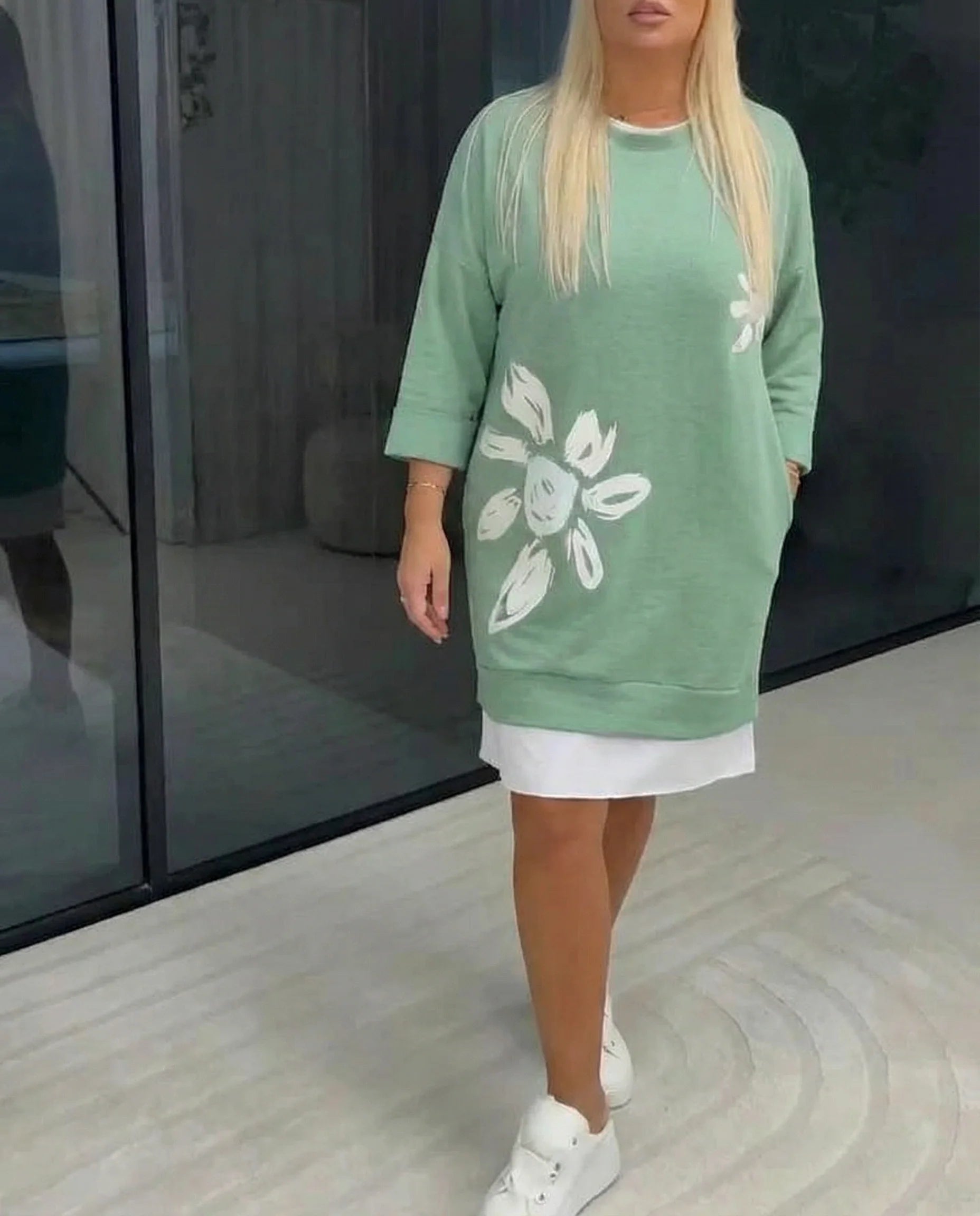 Gėlėta laisvalaikio suknelė